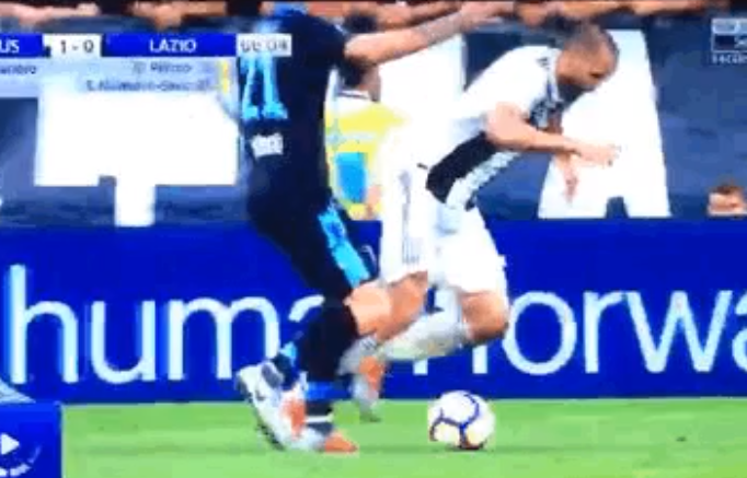 Chiellini Cade Da Solo L Arbitro Fischia Fallo E Ferma Milinkovic