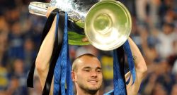 Clamoroso Sneijder: gli tirano una monetina e la sua reazione è geniale [VIDEO]