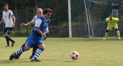 Lascia il calcio per donare un rene alla moglie: "Soffriva, il suo sorriso vale tutto"