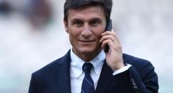 Scende in campo Javier Zanetti per portare il calciatore del Manchester United all'Inter