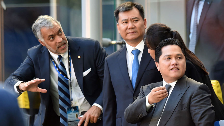 MILAN, ITALY - AUGUST 28: Michael Bolingbroke, Chairman of Suning holdings group Zhang Jindong and President of FC Internazionale Erick Thohir look on before the Seria A match between FC Internazionale and US Citta di Palermo at Stadio Giuseppe Meazza on August 28, 2016 in Milan, Italy. (Photo by Tullio M. Puglia/Getty Images)