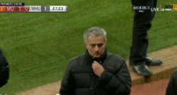 Mou, ma cosa combini? Calcione alla bottiglietta, espulso! [VIDEO]