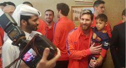 Un bimbo afghano scende in campo con Messi e intenerisce il mondo: non vuole più lasciarlo [VIDEO]