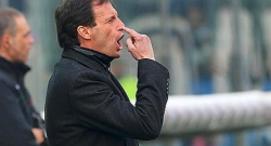 Furia Allegri, l’allenatore della Juventus litiga con il quarto uomo: mani addosso! [VIDEO]