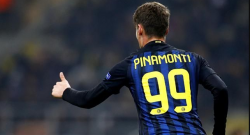 Pinamonti accarezza lo stemma dell'Inter all'entrata in campo [VIDEO]