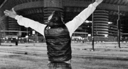 Inter, il calciatore pubblica una foto davanti San Siro: ancora il nerazzurro nel suo futuro?