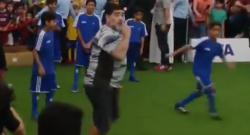 Maradona in Bahrein: un bambino lo atterra, lui si infuria e reagisce così [VIDEO]