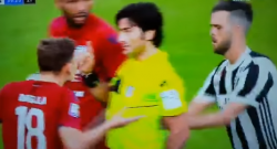 Incredibile Pjanic: spinge l'arbitro, a Ronaldo 5 giornate, al bianconero nemmeno ammonizione [VIDEO]
