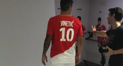Jovetic posa con la nuova maglia del Monaco: eredita la dieci da Kylian Mbappé