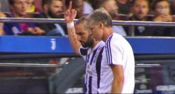 Clamoroso Higuain non saluta Allegri e fa un gestaccio ai tifosi del Barca: rischia la squalifica [VIDEO]