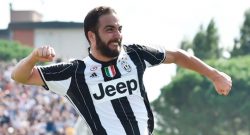 Higuain fa il dito medio ai tifosi del Barcellona, decisione assurda dell'UEFA