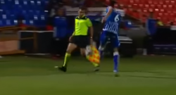 Argentina, il guardalinee si becca una pallonata in faccia e si accascia al suolo [VIDEO]