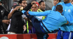 Olympique Marsiglia, calcio in faccia a un tifoso: Evra reagisce a contestazione [VIDEO]