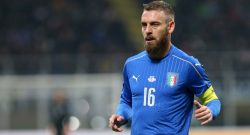 "Scusateci per i fischi all'inno e complimenti per la qualificazione". Gesto da campione di De Rossi sul pullman svedese a fine gara