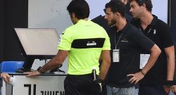 Var addio, ecco il trucco per tornare agli “aiutini”. La Juventus ringrazia
