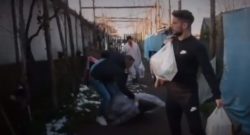 Mertens cuore d’oro: “Vorrei che anche voi lo faceste”, e dona cibo a senzatetto e cani randagi [VIDEO]