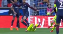 VIDEO - Rosso diretto per Thiago Motta: il brasiliano "passeggia" su un avversario