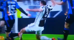 Fallo shock di Chiellini su Freuler, solo ammonito: il bianconero protesta! [VIDEO]