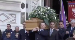 Funerali di Astori, Davide esce dalla chiesa: malore per il papà, la madre è distrutta [VIDEO]