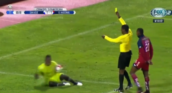 VIDEO / La ridicola simulazione del portiere: l’arbitro lo tocca e lui si butta per terra