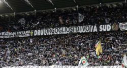 Qui Juve - Contestazione a Vinovo, faccia a faccia tra tifosi e giocatori