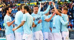Lazio, grande festa al fischio finale di Inter-Sassuolo: abbracci e urla per i giocatori riuniti