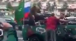 Trionfo Russia ai Mondiali, orso scende a festeggiare insieme ai tifosi! [VIDEO]