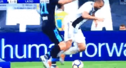 Chiellini cade da solo, l'arbitro fischia fallo e ferma Milinkovic Savic che andava in porta [VIDEO]