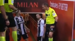 Bufera Juventus, colloquio Chiellini-Mazzoleni durante l’intervallo contro il Milan: la tv inglese indaga, la ‘richiesta’ del difensore bianconero [VIDEO]